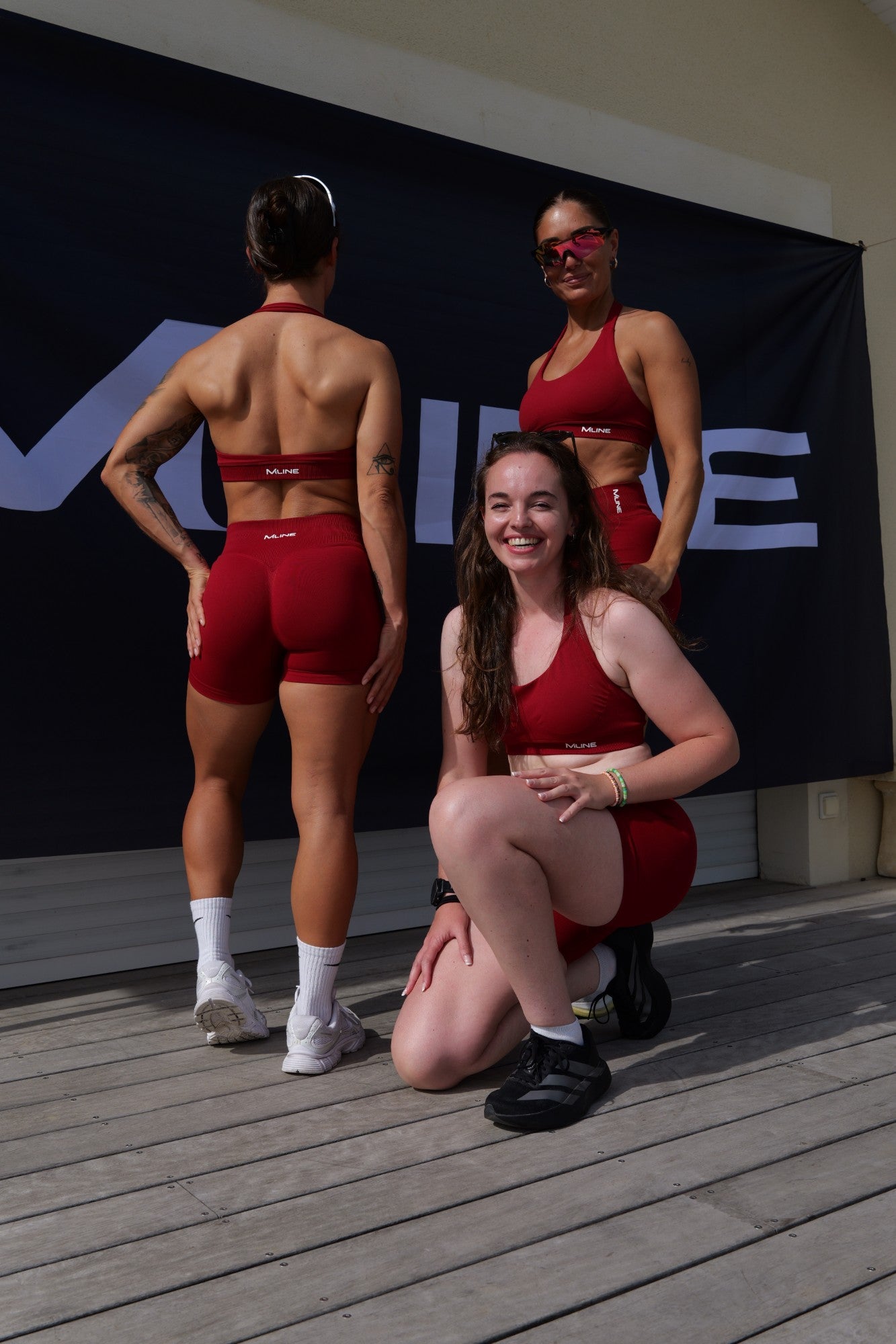 Ensemble rouge Mline porté par trois femmes